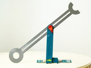 TAHS3011, Малка-угломер пластиковый корпус, полотно с гравированной шкалой 300 мм TOTAL